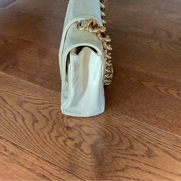 Marc Jacob’s “URSULA” Beige Patent Leather Bag with Gold Chain Handle - Picture 4 of 13